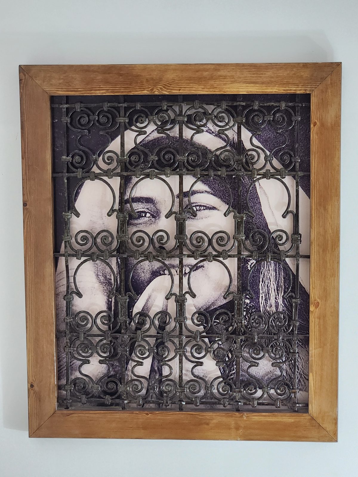 Le regard derrière la grille — grille de fer forgé ancienne montée sur un portrait photographique