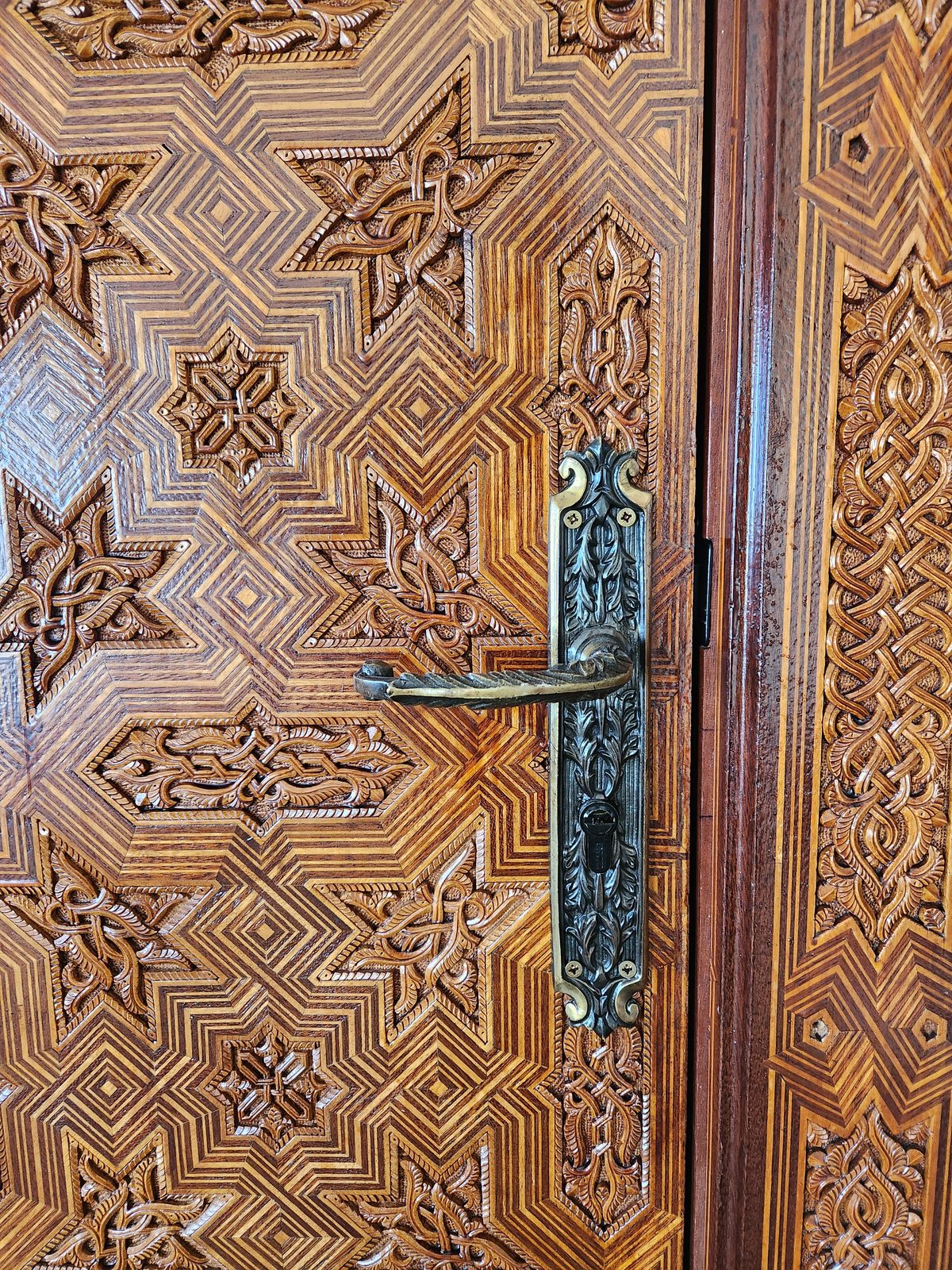 Le travail de la main — marqueterie hispano-mauresque et bronze ciselé