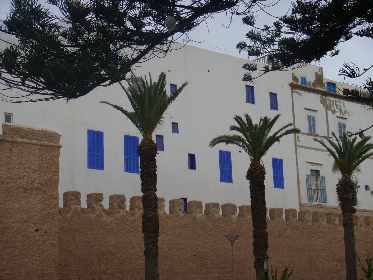 Au-dessus des remparts — façades blanches et volets bleus