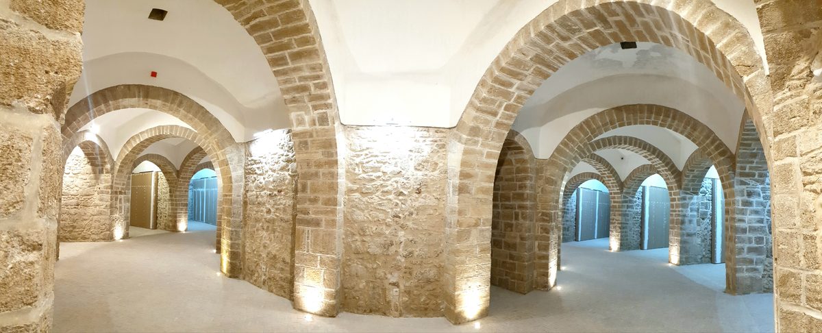 Sous les voûtes de pierre appareillée